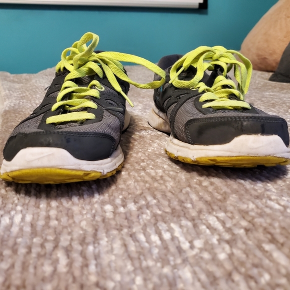 Nike revolution sneakers women's 8.5 - Picture 4 of 11